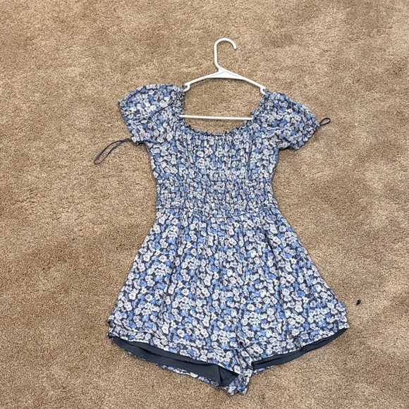 Hollister Pants - Hollister floral blue romper